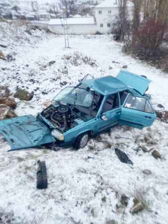 Yozgat'ta Beklenmedik Kaza: Şarampole Devrilen Otomobilde 2 Yaralı Var! (25/12/2023)