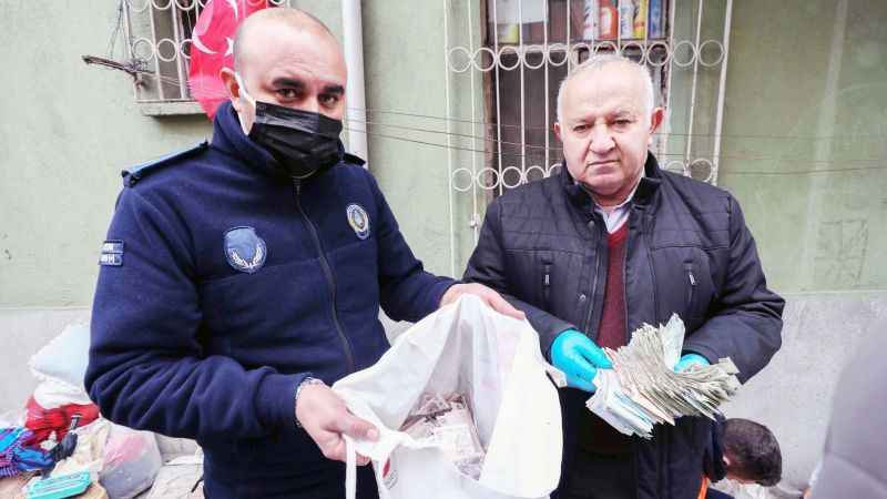 Çöp Evden 20 Bin TL Çıktı: Karşıyaka Mahallesi'nde Şaşırtıcı Operasyon