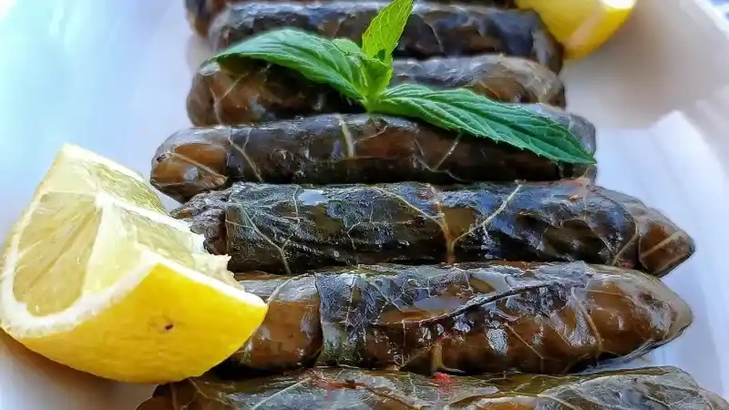 Diğer Sarmalara Taş Çıkartıyor: Kara Lahana Sarması Yemeği Nasıl Yapılır?