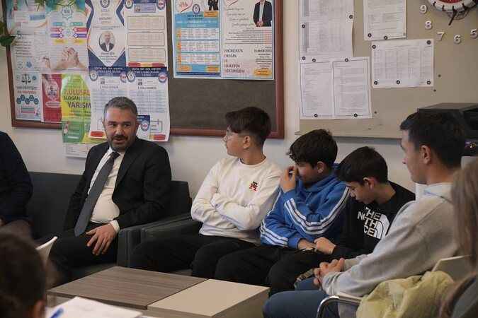 Pursaklar Belediyesi Başkanı Ertuğrul Çetin'den Okul Ziyareti: Öğretmen ve Öğrencilerle Sohbet Etti (26/12/2023)