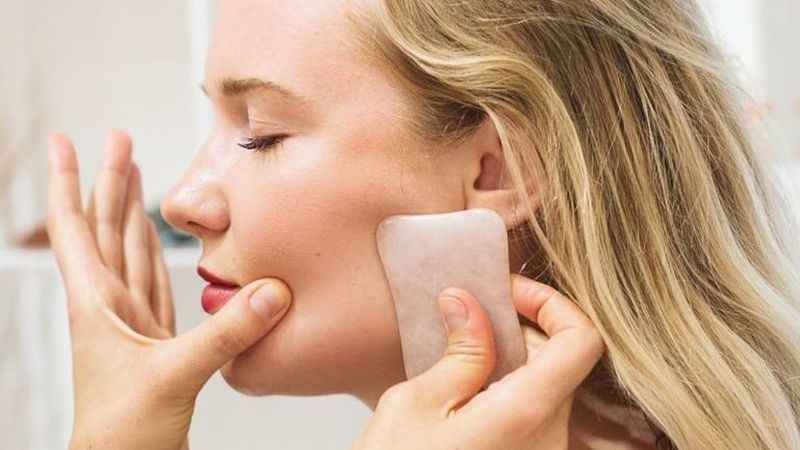 Çene ve Elmacık Kemiklerinizi Belirginleştirin: Gua Sha Taşı ile Keskin Hat Görünümlerine Kavuşun!