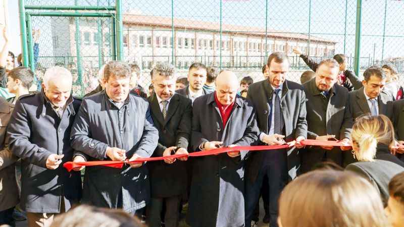 Ankara'da Belediye Okul Bahçesine Halı Saha Yaptı: Öğrenciler Futbol Maçlarını Burada Oynayacak! (26/12/2023)