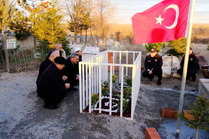 Yozgat Valisi Mehmet Ali Özkan, Yozgatlı Şehidimizin Kabrini Ziyaret Etti: Dua Etti ve Karanfil Bıraktı (26/12/2023)