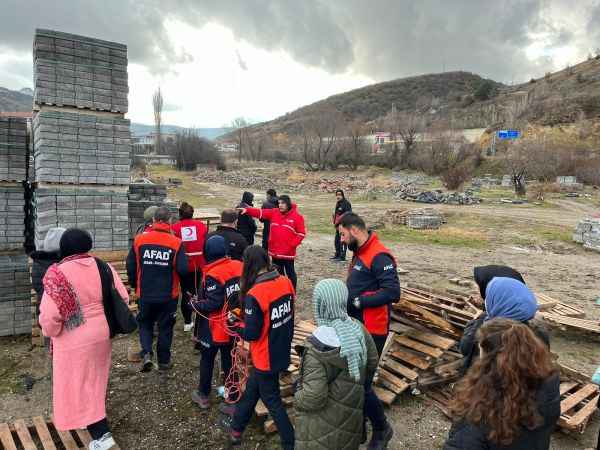 Akdağmadeni Kızılay Gönüllüleri'ne Arama Kurtarma Eğitimi Verildi! Teorik ve Pratik Uygulama Yaptırıldı!