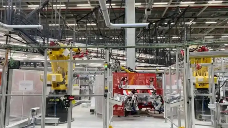 Tesla Fabrikasındaki Robot Tehlikesi: Çalışanlar Güvende Değil mi?