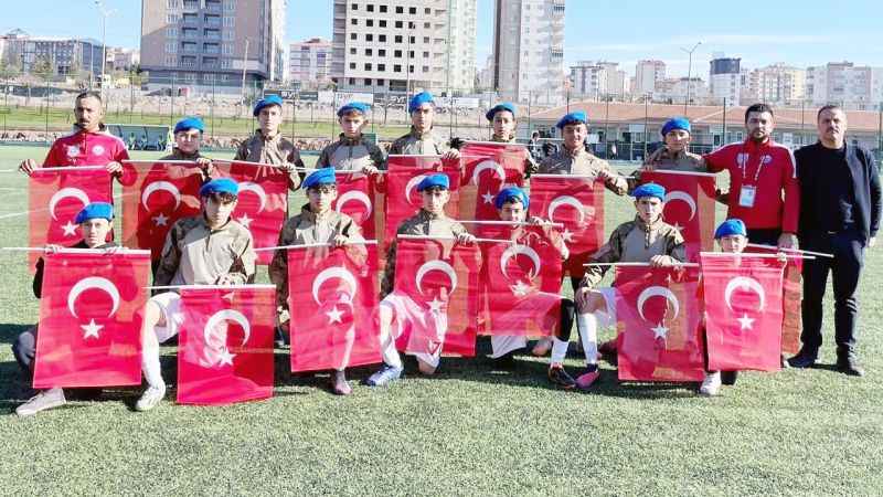 Maça askeri mont ve komando bereyle çıktılar!