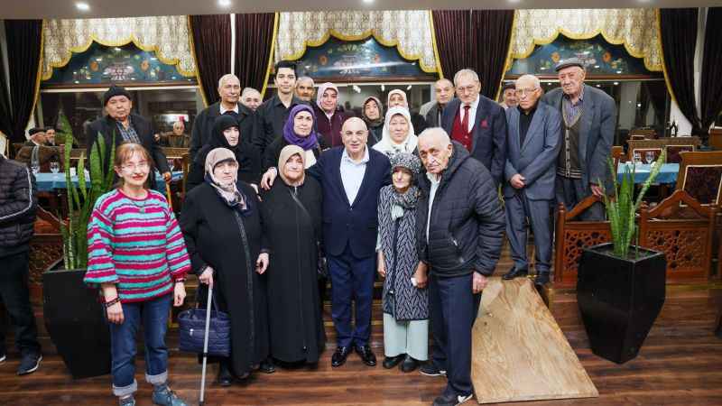 Keçiören Belediye Başkanı Turgut Altınok, Gönül Köşkü Huzurevi’ndeki yaşlıların yeni yılını kutladı
