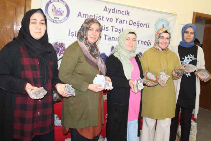 Burada kadınlar ‘ekmeğini taştan’ çıkarıyor