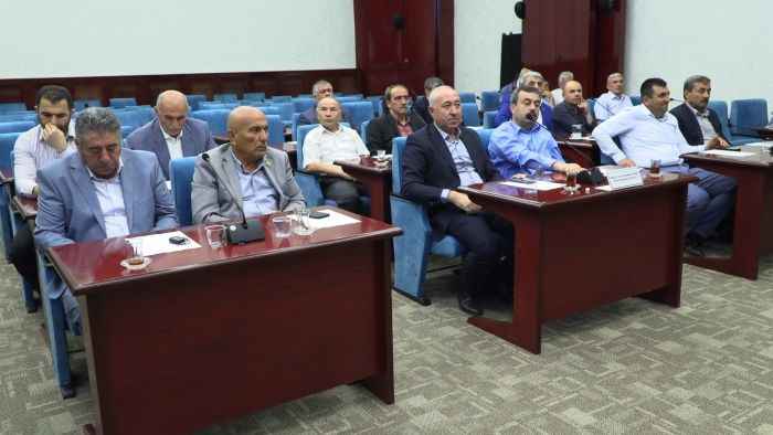 Okul binaları dökülüyor
