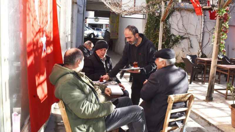 Yozgat’ta Yarım Asırdır Hizmet Veriyor: Buram Buram Tarih Kokusunda Çay Keyfi! İşte O Meşhur Yer!