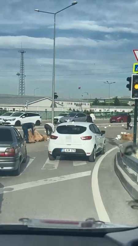 Bursa'da Trafikte duyarlılık: Sürücüler yola dökülen malzemeyi birlikte topladı