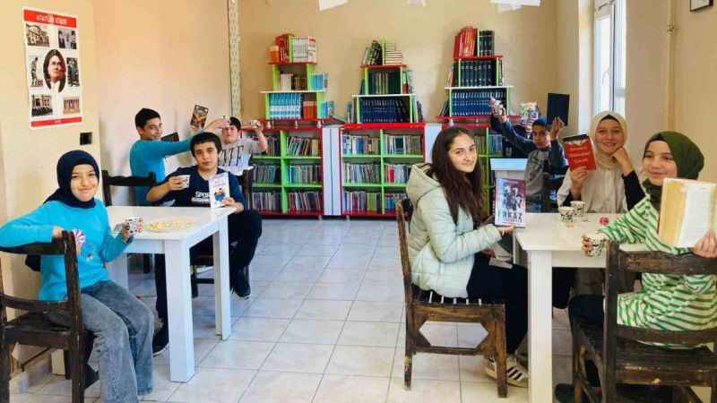 Kahve eşliğinde kitap okuma alışkanlığı kazanıyorlar