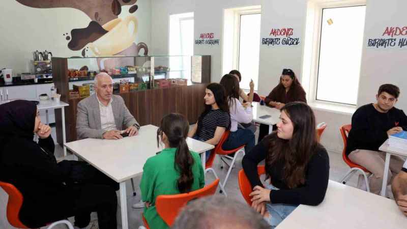 Akdeniz Belediyesinden üniversiteyi kazanan öğrencilere destek