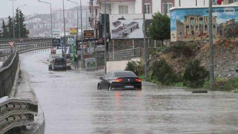 Her sağanakta aynı manzara: Kuşadası'nda altyapı sorunları devam ediyor