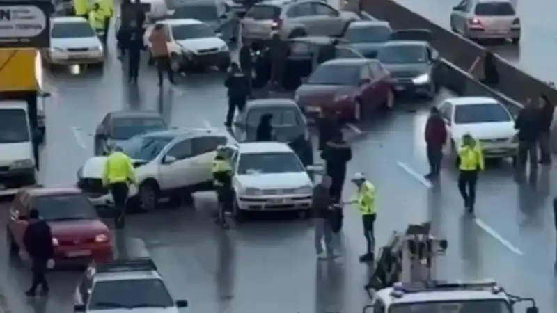 Ankara'da 26 aracın karıştığı kazada 3 kişi yaralandı