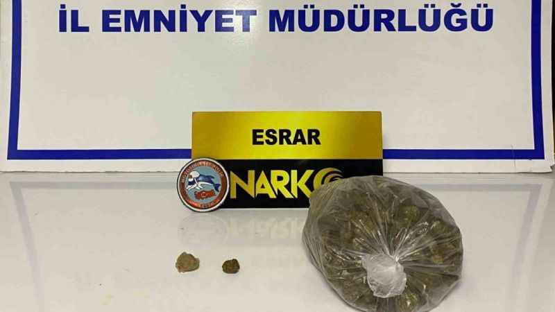 Sındırgı'da Polisin kovalamacası sonucu araçta uyuşturucu ve tarihi eser ele geçirildi