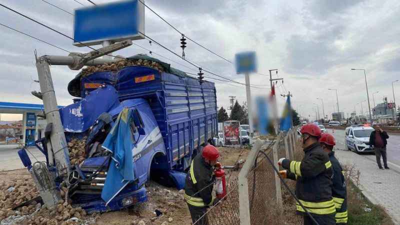 Ereğli'de Trafik Kazası: Pancar yüklü kamyon ile kamyonet çarpıştı, 2 yaralı