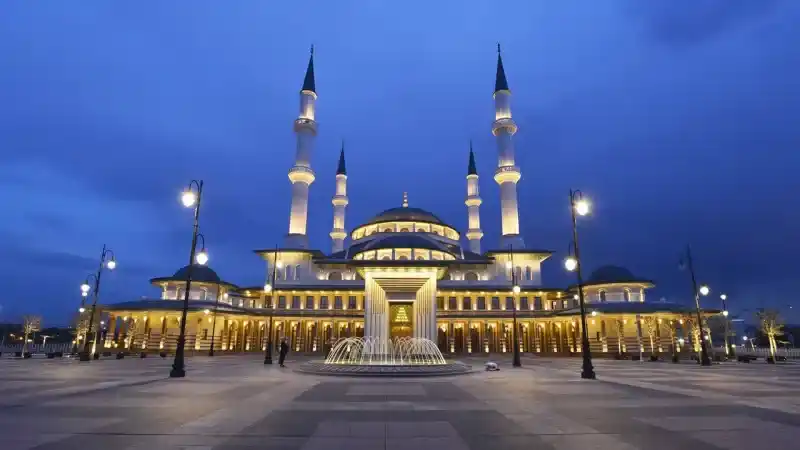 Osmanlı Mimarisi Geleneğinin Örneği: Türkiye'nin dini ve Kültürel Mirasını Simgeliyor