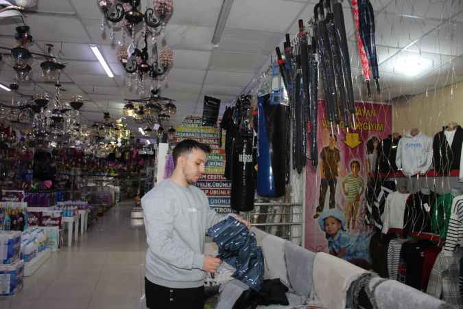 Yozgat'ta yağmurlu hava şemsiye satışlarını artırdı