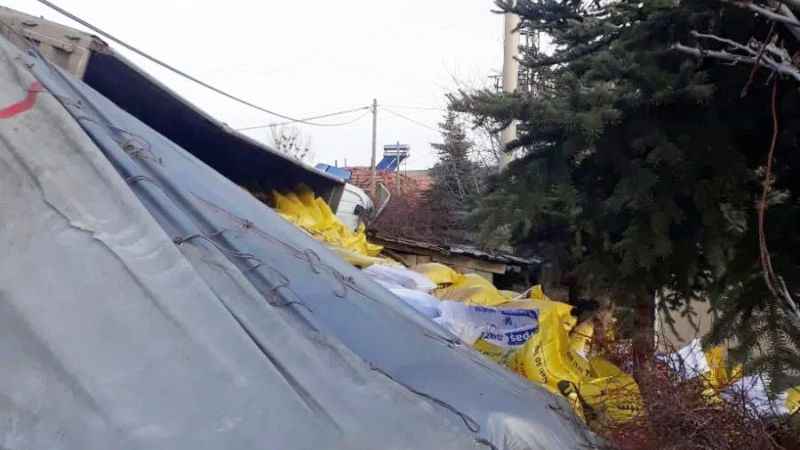 Yozgat’ta Yem Yüklü Tır Devrildi: Sürücü Yaralandı!