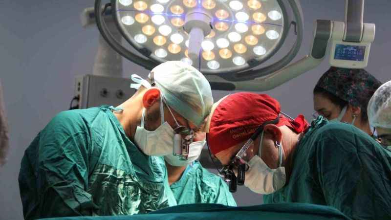 Doktor bu kez çocuklarından nakil yaptı