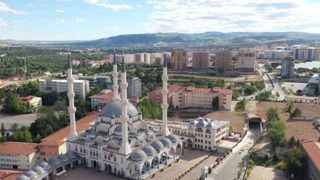 Komşuda Belediye Çalışanları Bayram Etti: Yeni Maaşlar Açıklandı