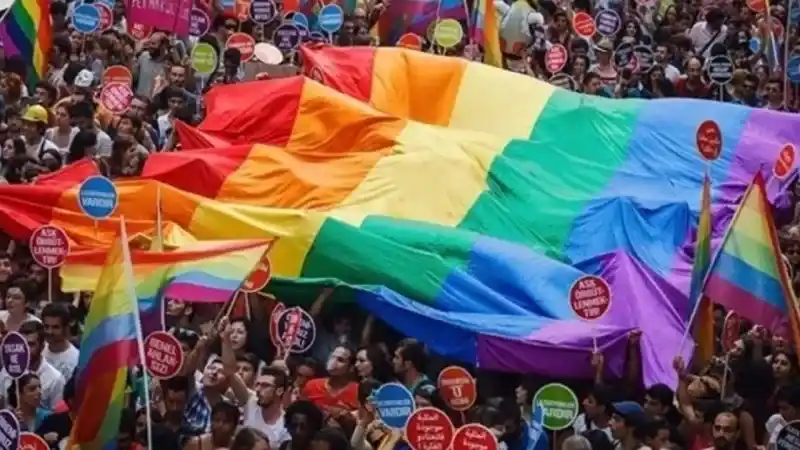 Cumhurbaşkanı Talimay Verdi: 'LGBT'lileri Taşlayın!'