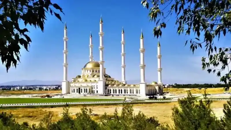 Dr. Suat Günsel Camii Nerede?