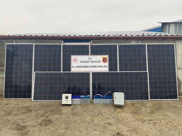 Güneş enerji paneli ve aküsünü çalan hırsızlar yakalandı