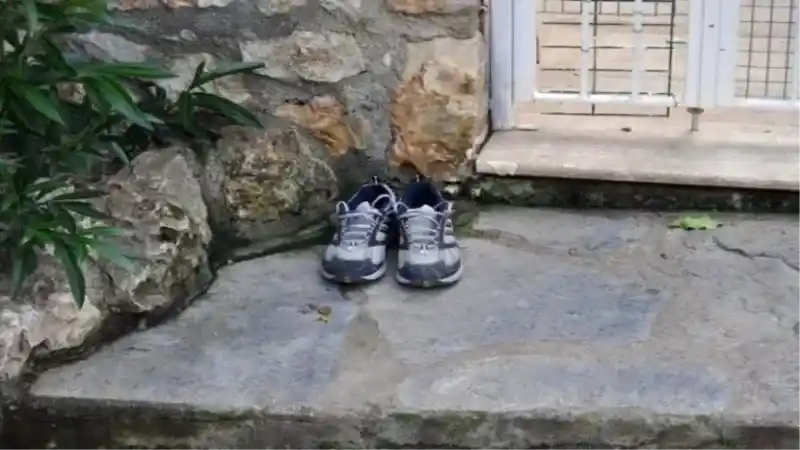 Ölen kişinin ayakkabısı neden kapının önüne konur?