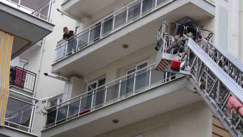Alkolün dozu kaçan şahıs, Balkonda sızınca itfaiye seferber oldu