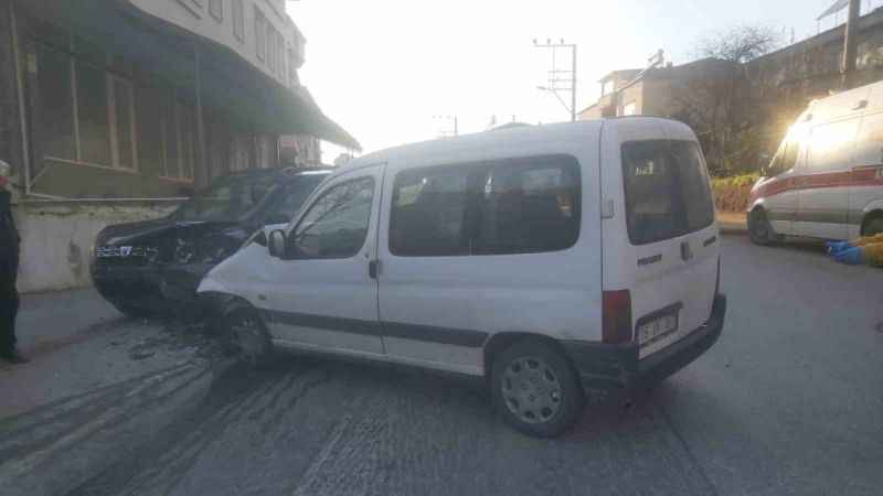 İznik'te Kafa kafaya çarpışan otomobillerde 2 yaralı