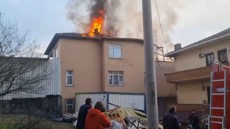 Panik dolu anlar: Kocaeli Dilovası'nda çıkan çatı katı yangınında hızlı müdahale ile söndürüldü