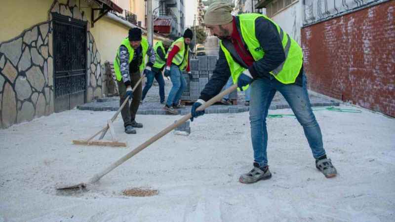 Fen işleri müdürlüğü ekipleri, Kuşadası'nda yol yapım çalışmalarını hızla sürdürüyor
