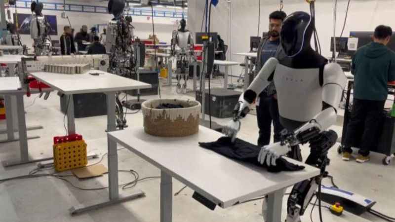 Tesla CEO'su Elon Musk, Optimus insansı robotun tişört katlama yeteneğini gösterdi