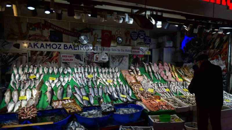 Balıkçıların gözü kulağı denizde: Fırtınanın ardından tezgahlarda yeni bir dönem