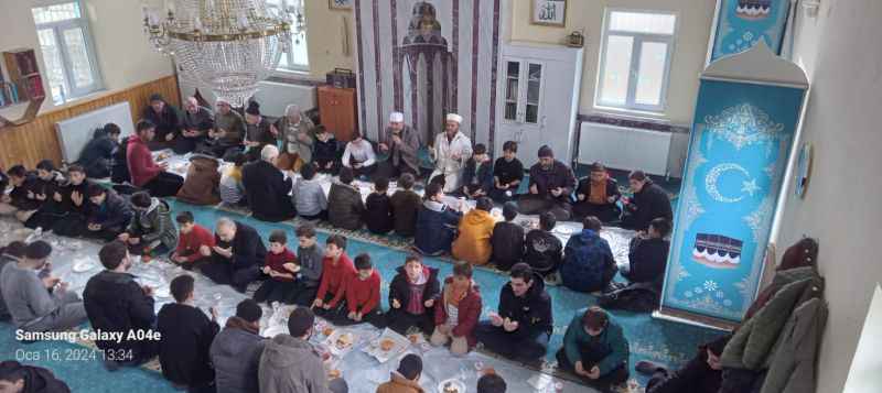 Sarıkaya'da Öğle Namazı Etkinliği: Öğrenciler ve Vatandaşlar Bir Arada
