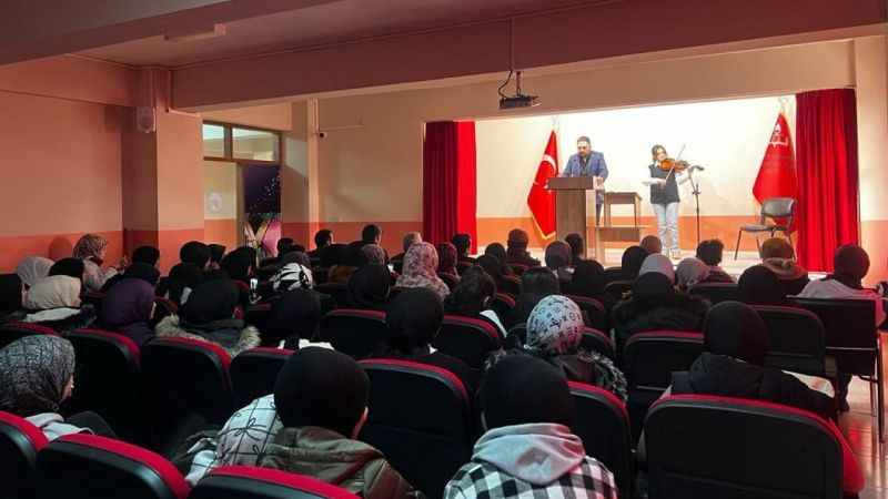 Öğrencilere sanatsal nefes: Muş'ta şiir ve müzik etkinliği