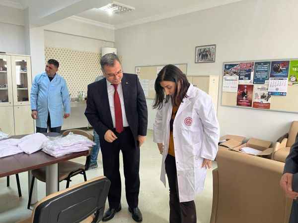 Mesleklerini temsil etmek için beyaz önlük giydiler