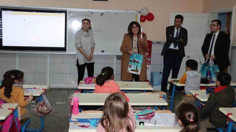 Başkan Şahiner, öğrencilere tatil seti hediye etti