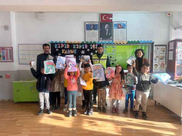 Yozgat'ta Trafik Jandarmasından Karne Sevincine Özel Hediye ve Eğitim Desteği