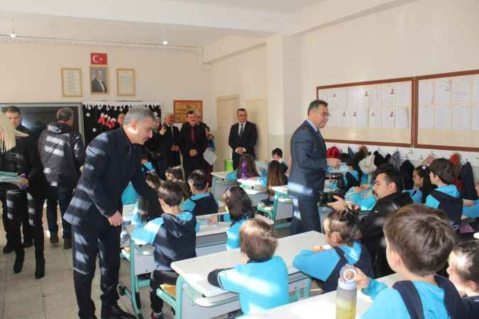 Yozgat'ta öğrencilerin karne heyecanı yüzlerine yansıdı