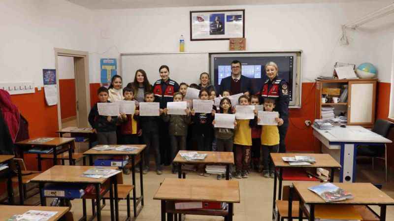 Jandarma, Karneler gününde Öğrencilere sevgi dolu hediye verdi