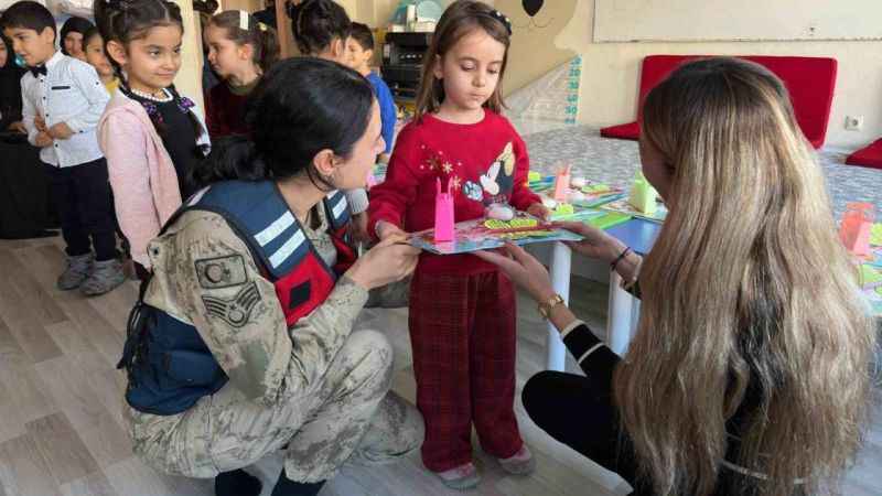 Jandarmanın sevgi dolu ziyareti: Karnelerde öğrencilere destek