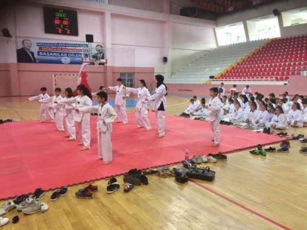 SPORCULAR KUŞAK İÇİN TER DÖKTÜ