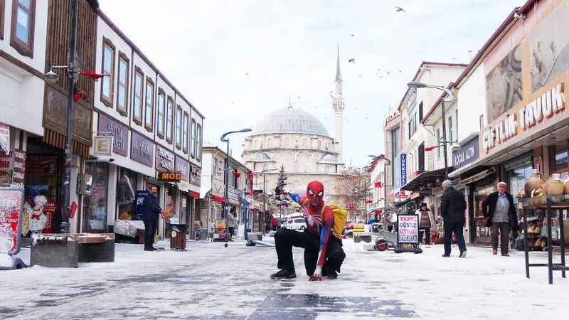Yozgat’ta Örümcek Adam: Arabaşı İçti Sokaklarda Gezdi! İşte O Anlar!