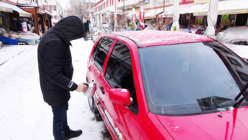 Yozgat’ta Araçlar Buz Tuttu: Vatandaş Pratik Çözüm Buldu!