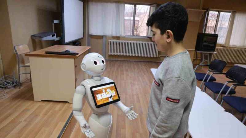 Fırat Üniversitesi'nin Otizmli çocuklar için geliştirdiği insansı Robot projesi