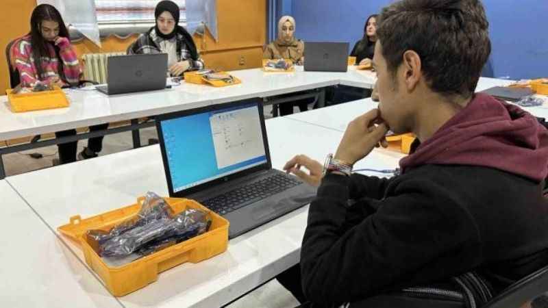 Yüksekova'da Polis ekipleri 7 Bin 100 Öğrenciye seminerlerle bilinç aşılıyor