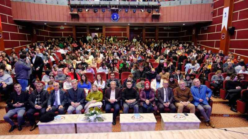 Akşehir'de 39 Buçuk Basamak: Tiyatro rüzgarı esti